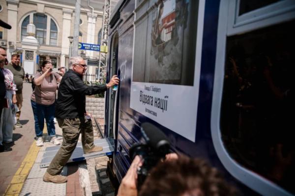 Україною мандруватиме потяг з фотовиставкою Говарда Баффетта5