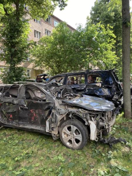 Машина режисерки Марини Ткачук, пошкоджена внаслідок російського обстрілу. Фото з фейсбук-сторінки Марини Ткачук2