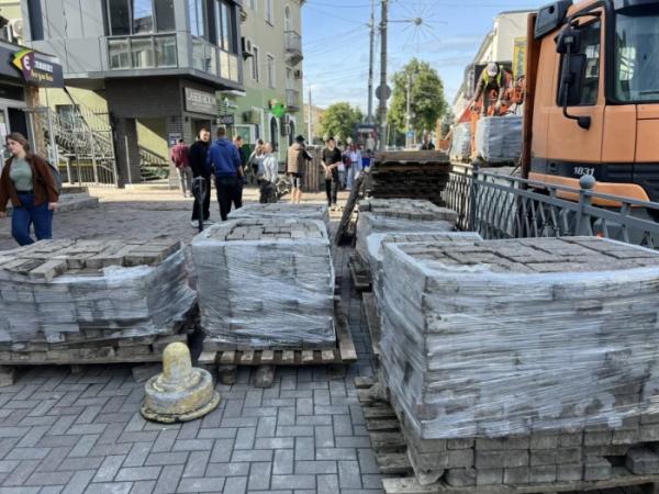 В центрі Рівного переукладають бруківку3