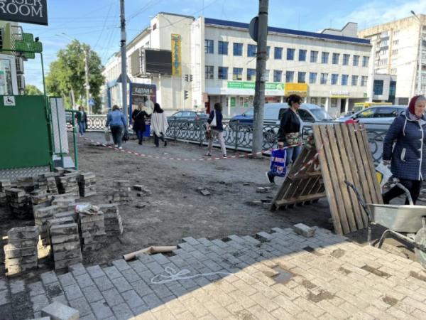 В центрі Рівного переукладають бруківку1