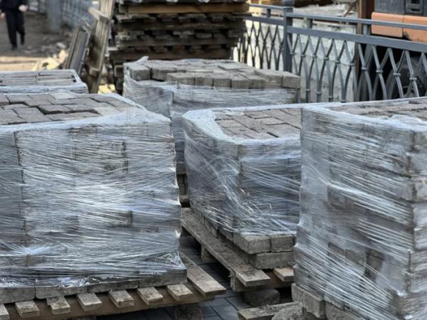 В центрі Рівного переукладають бруківку2