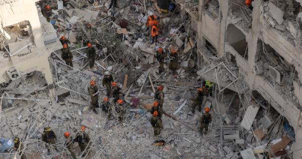 Після ракетної атаки на Ізраїль. Фото: Getty Images Після ракетної атаки на Ізраїль. Фото: Getty Images