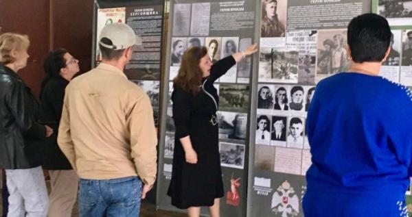 Пропагандистська виставка в Новотроїцькому / Окупаційне медіа