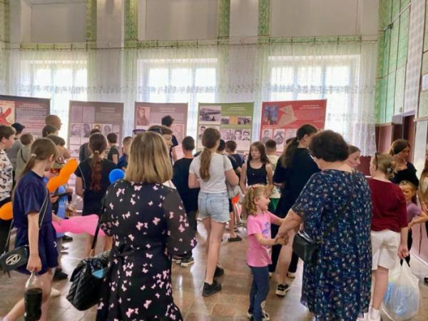 Пропагандистська виставка в Новотроїцькому / Окупаційне медіа
