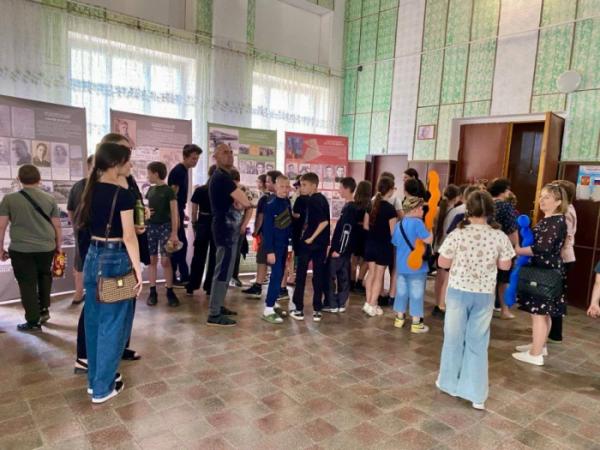 Пропагандистська виставка в Новотроїцькому / Окупаційне медіа