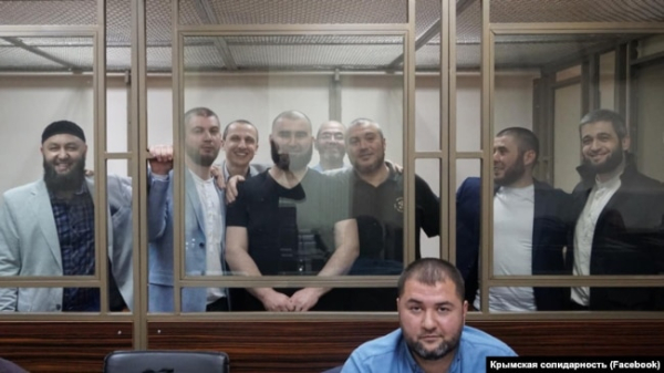 Фігуранти бахчисарайської справи «Хізб ут-Тахрір» і кримський адвокат Едем Семедляєв у залі Південного окружного військового суду, 2019 рік