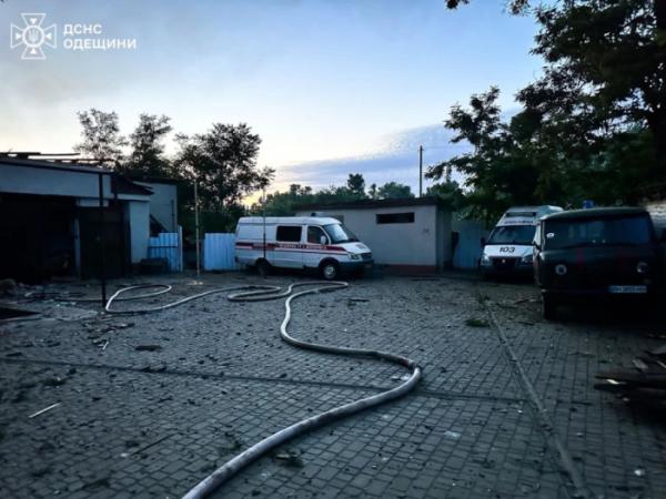 Внаслідок нічної атаки на Одещині горіли будівлі та авто1