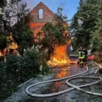 Внаслідок нічної атаки на Одещині горіли будівлі та авто