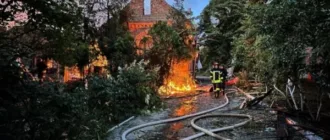Внаслідок нічної атаки на Одещині горіли будівлі та авто