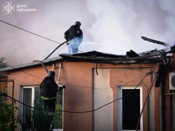 Внаслідок нічної атаки на Одещині горіли будівлі та авто3