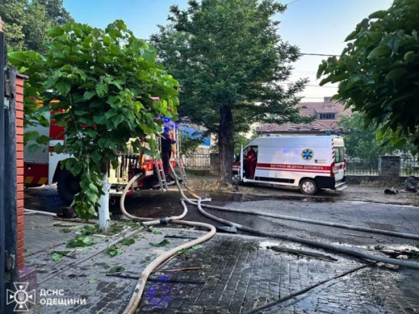Внаслідок нічної атаки на Одещині горіли будівлі та авто2
