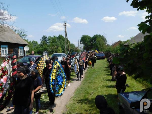 Воїн, який пройшов пекло боїв і звільнення Харківщини: у Локницькій громаді в останню путь провели 24-річного Олександра Янцевича12