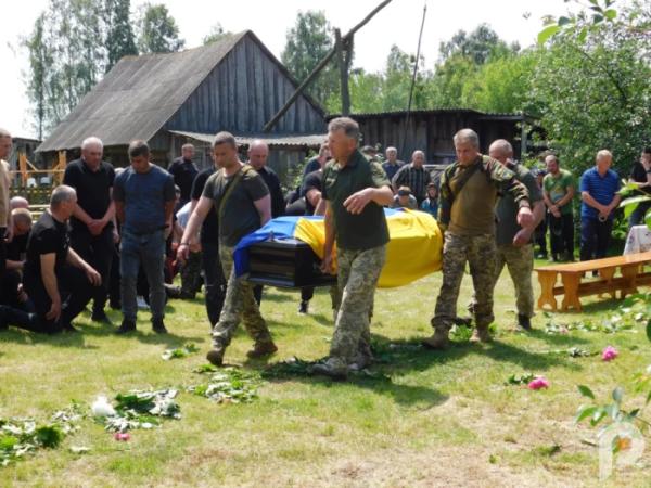 Воїн, який пройшов пекло боїв і звільнення Харківщини: у Локницькій громаді в останню путь провели 24-річного Олександра Янцевича6