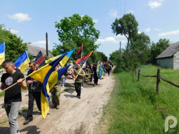 Воїн, який пройшов пекло боїв і звільнення Харківщини: у Локницькій громаді в останню путь провели 24-річного Олександра Янцевича10