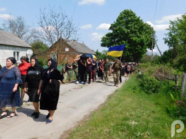 Воїн, який пройшов пекло боїв і звільнення Харківщини: у Локницькій громаді в останню путь провели 24-річного Олександра Янцевича8