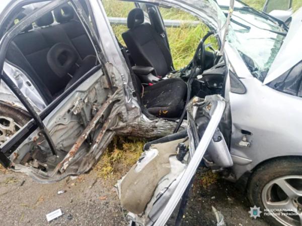 Врізався у відбійник: на Радивилівщині у автопригоді постраждали водій та пасажир2