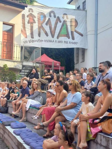 Закарпатські лялькарі виступили на Міжнародному фестивалі «VIRVAR» у Словаччині. Фото з фейсбук-сторінки Департаменту культури Закарпатської ОДА6