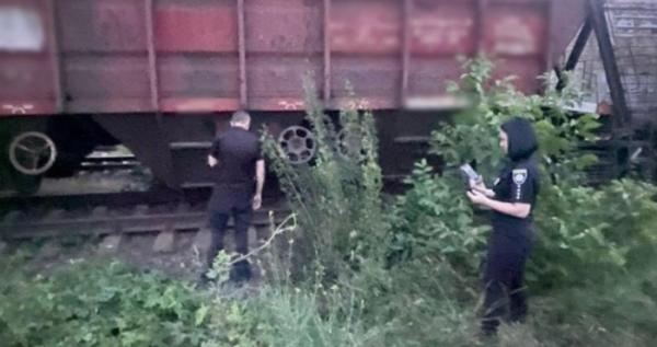 Залізла на потяг: в Одеському районі 13-річну дівчину уразило струмом