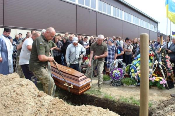 Був сміливим воїном та надійним побратимом: у Рожищі попрощалися із 25-річним Володимиром Книшем2