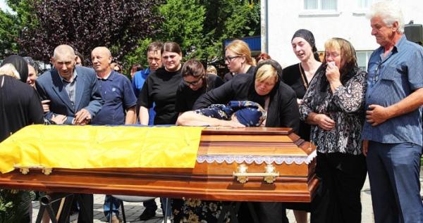 У Рожищі попрощалися із 25-річним Володимиром Книшем