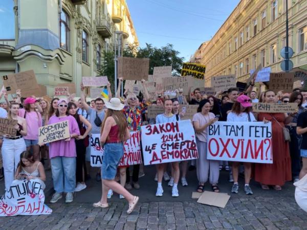 Другий день протестів в Одесі: люди виступають проти обмеження повноважень НАБУ і САП2