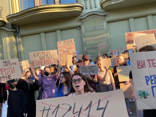 Другий день протестів в Одесі: люди виступають проти обмеження повноважень НАБУ і САП6
