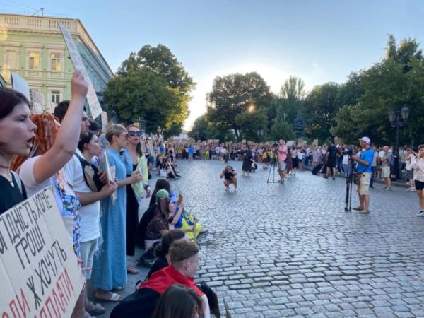 Другий день протестів в Одесі: люди виступають проти обмеження повноважень НАБУ і САП9