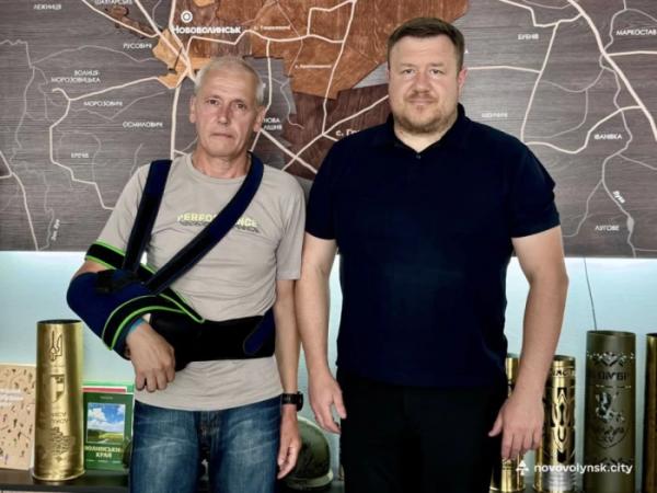 Мер Нововолинська зустрівся зі звільненим з полону захисником Володимиром Корнейчуком1