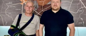 Мер Нововолинська зустрівся зі звільненим з полону захисником Володимиром Корнейчуком