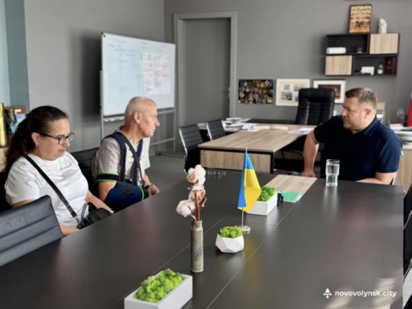Мер Нововолинська зустрівся зі звільненим з полону захисником Володимиром Корнейчуком2