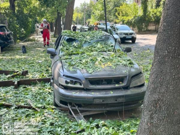 Миколаїв зазнав ворожої атаки  «шахедами»: є травмовані, пошкоджено банк та будинки3