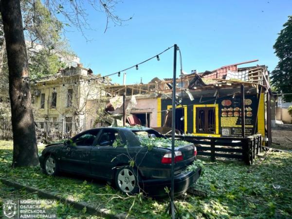 Миколаїв зазнав ворожої атаки  «шахедами»: є травмовані, пошкоджено банк та будинки4