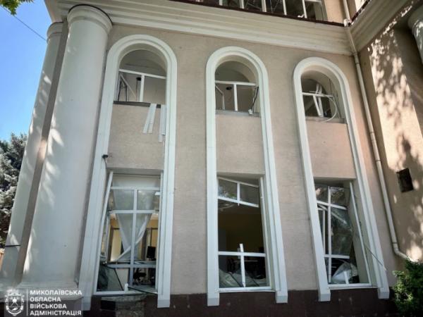 Миколаїв зазнав ворожої атаки  «шахедами»: є травмовані, пошкоджено банк та будинки1