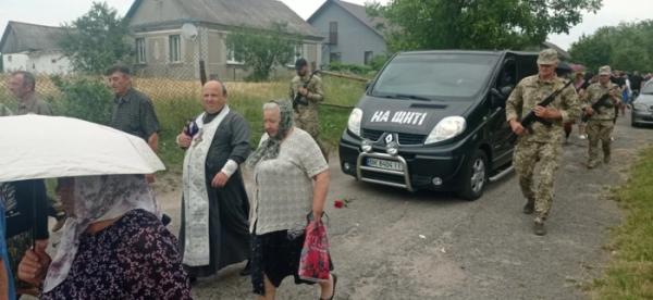 На Острожчині попрощалися з воїном Олександром Чернявкою3