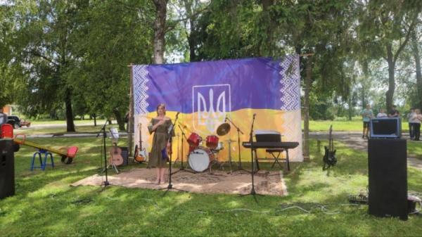 Під час благодійного заходу в Плоскому зібрали понад 50 тисяч гривень на допомогу ЗСУ1