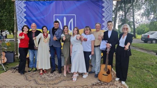 Під час благодійного заходу в Плоскому зібрали понад 50 тисяч гривень на допомогу ЗСУ12