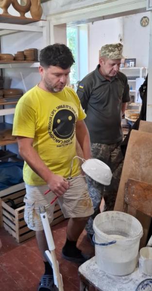 Під час майстер-класу з арттерапії захисники створювали вироби у стилі Сокальської кераміки1