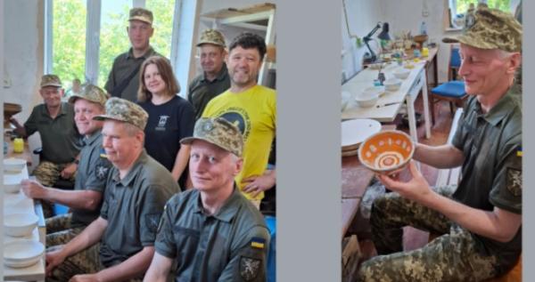 Під час майстер-класу з арттерапії захисники створювали вироби у стилі Сокальської кераміки
