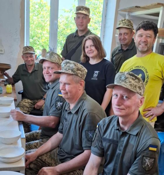 Під час майстер-класу з арттерапії захисники створювали вироби у стилі Сокальської кераміки2