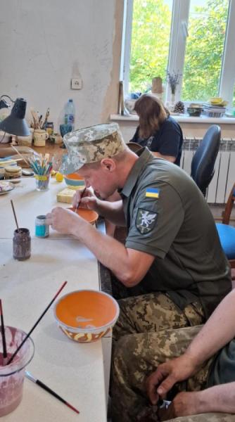 Під час майстер-класу з арттерапії захисники створювали вироби у стилі Сокальської кераміки4