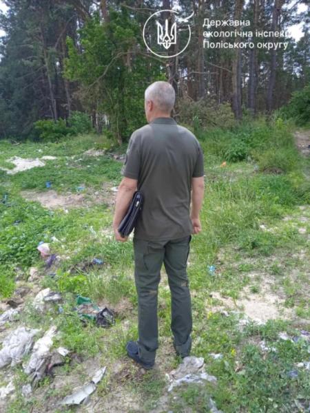 Поблизу села Поляни екоінспектори виявили стихійне сміттєзвалище