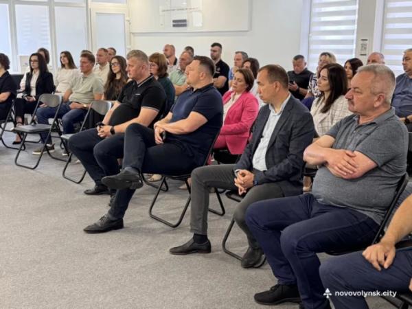 Посолці Литовської Республіки показали будівництво будинку для переселенців у Нововолинську7