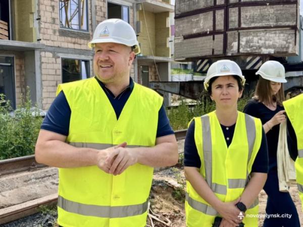 Посолці Литовської Республіки показали будівництво будинку для переселенців у Нововолинську2