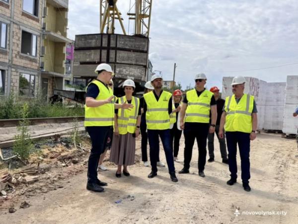 Посолці Литовської Республіки показали будівництво будинку для переселенців у Нововолинську1