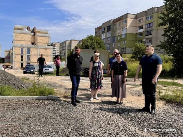 Посолці Литовської Республіки показали будівництво будинку для переселенців у Нововолинську5
