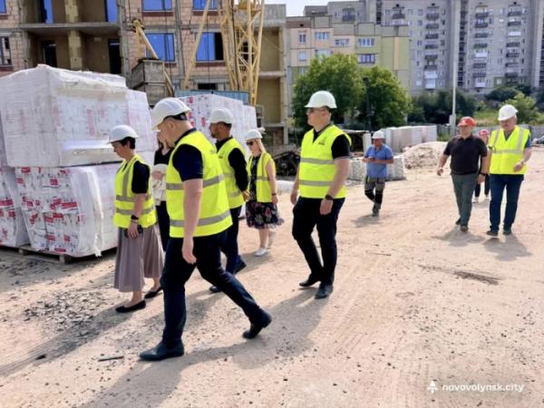 Посолці Литовської Республіки показали будівництво будинку для переселенців у Нововолинську4