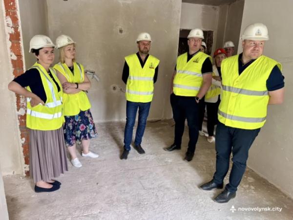 Посолці Литовської Республіки показали будівництво будинку для переселенців у Нововолинську3