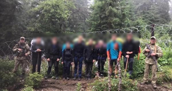 Прикордонники Закарпаття затримали вісім чехів за незаконний перетин кордону
