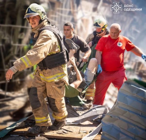 Рятувальники повідомили про 11 постраждалих внаслідок ранкової атаки по Одесі4