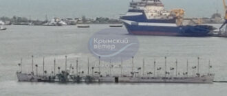 Росіяни вивели в море баржу-мішень з РЕБ, аби захистити суднобудівний завод у Керчі  / Фото